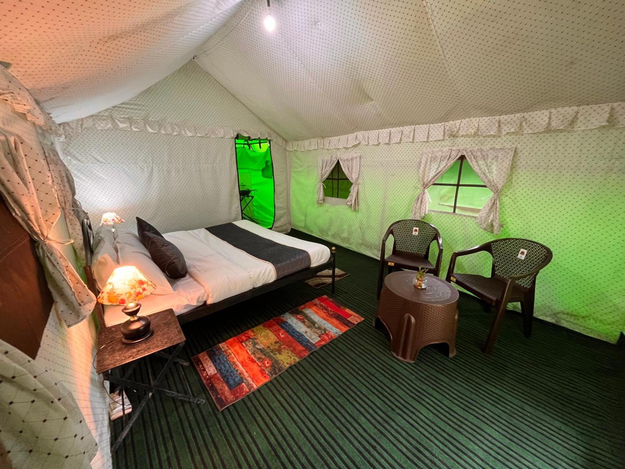 Himalayan Riverside Swiss Cottage Tents, Manali Exteriör bild