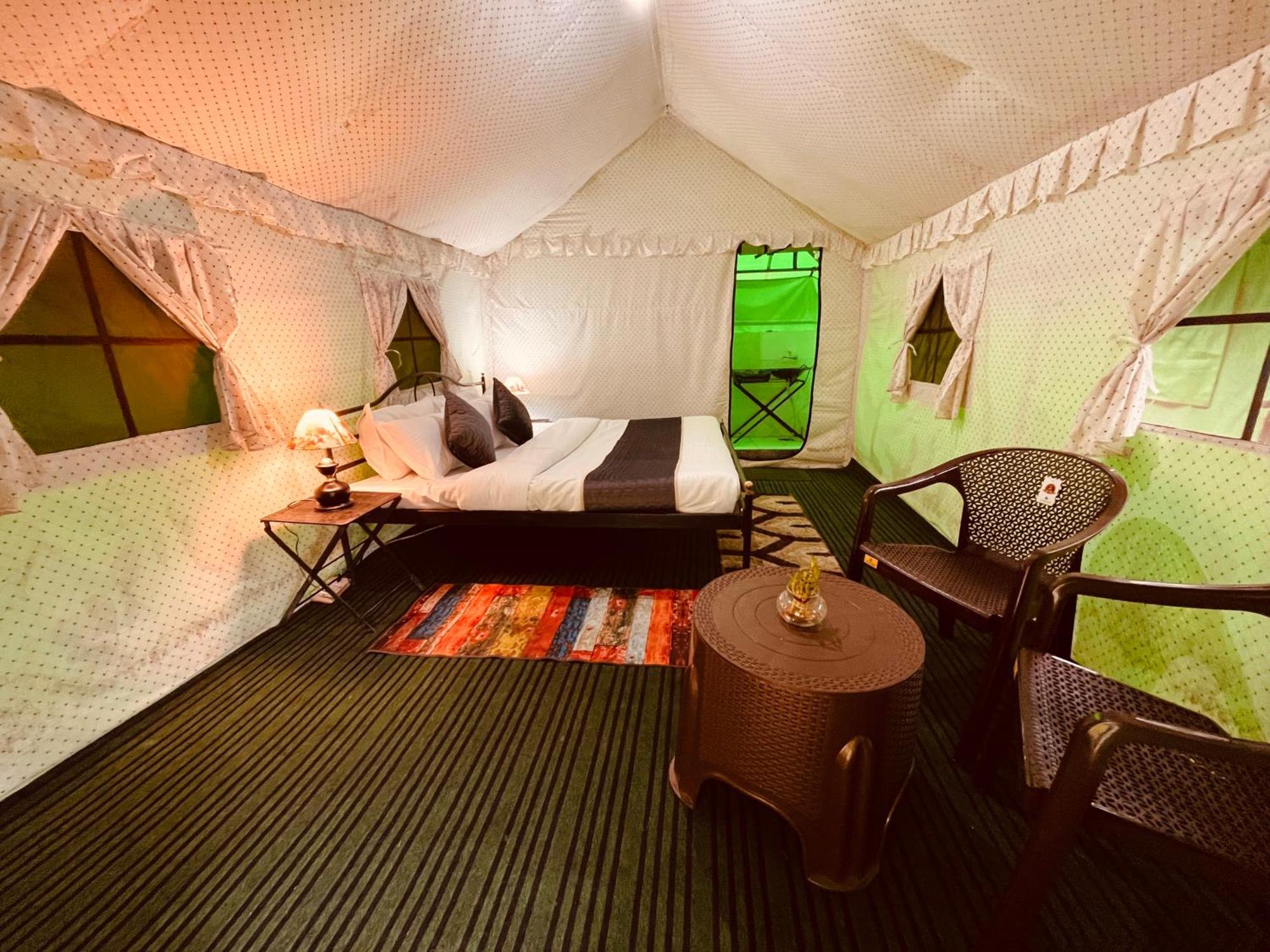 Himalayan Riverside Swiss Cottage Tents, Manali Exteriör bild